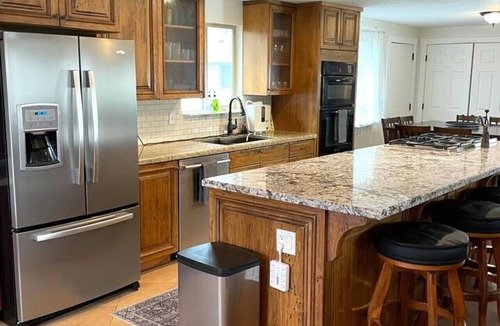 South Jordan House | 2 whole houses, Fire pit, Game room, feel at home.