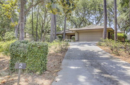 Sea Pines House | 2 Willow Oak - 3 Bedroom Home + Den, 2 Living Areas, Pool & Golf Course View