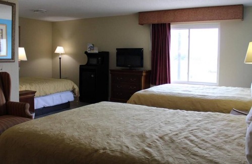 Mount Vernon House | 2 x Non-Smoking Triple Queen at FairBridge Inn Express Mt Vernon