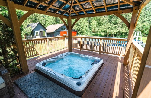 Cookstown Ski Chalet | 20-Acre Resort-Hot Tub, Sauna, Pool, Firepit
