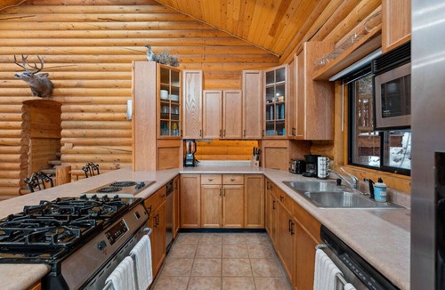 Hanna Cabin | 20 Acres! Arcade Games! Backs to River! Sleeps 22!