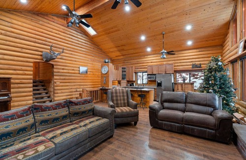 Hanna Cabin | 20 Acres! Arcade Games! Backs to River! Sleeps 22!