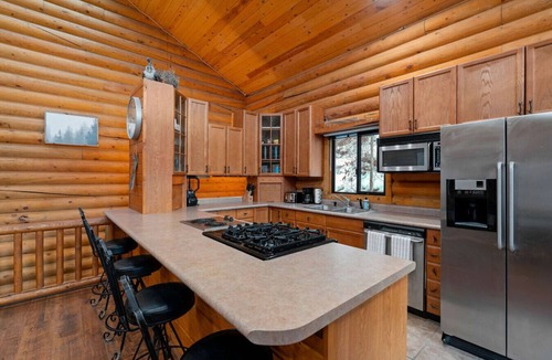 Hanna Cabin | 20 Acres! Arcade Games! Backs to River! Sleeps 22!