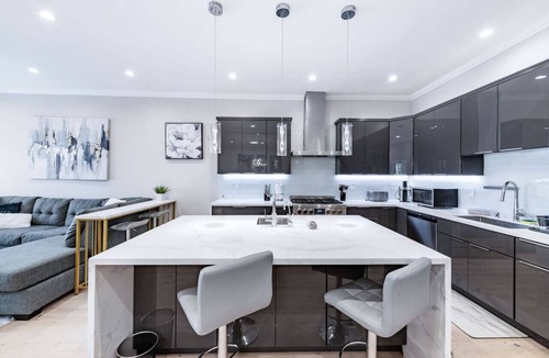 Bayview House | 20 Guest Oasis | Spacious SF Skyline Getaway!