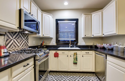 Travis Heights House | -20%💵 Memorial Day No Clean Fee🥁walk2Fun🎷4BR4BA DT🏙Outlets🛍No Car Needed 👣