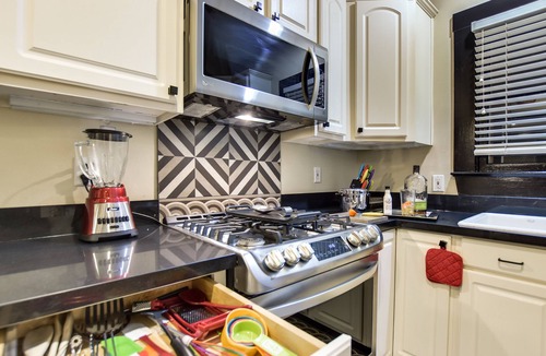 Travis Heights House | -20%💵 Memorial Day No Clean Fee🥁walk2Fun🎷4BR4BA DT🏙Outlets🛍No Car Needed 👣