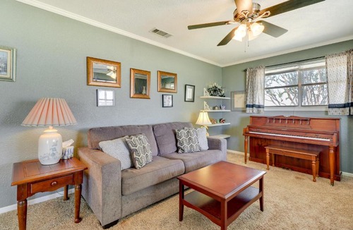 Manor House | 20 Mi to Austin: Texas Farmhouse on 10 Acres