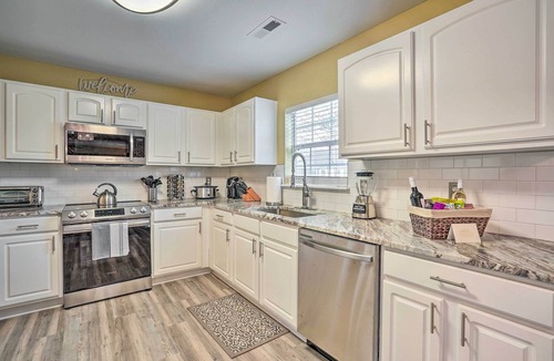 Summerville House | 20 Mi to Charleston: Group Getaway in Summerville!