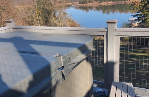 Lowell House | 20 Miles to Razorback Stadium; Close in Beaver Lake WATERFRONT