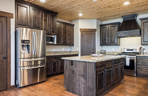 Summit Park House | 20 Minutes from the Mountain! Family Paradise, Sleeps 14, High-End Interiors