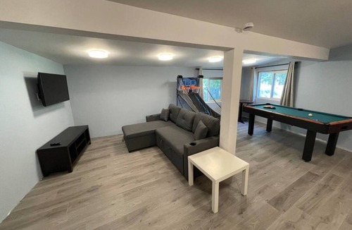 Wasaga Beach House | 20 minutes to Blue Mountain/games room