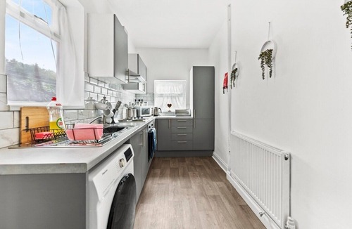 Doncaster House | 20% off! Boutique Doncaster Abode - Sleeps 6!