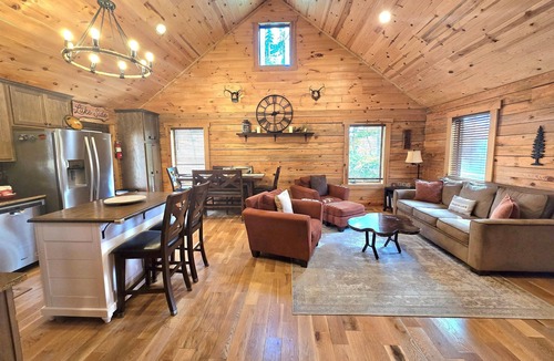 Dandridge Cabin | 20% Off by 5/31 Fox Den Lakefront Douglas Lake