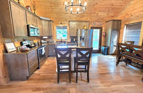 Dandridge Cabin | 20% Off by 5/31 Fox Den Lakefront Douglas Lake
