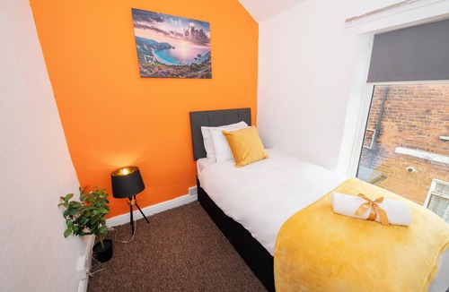 Hull Apartment | 20% OFF - Four Bed flat at Hull