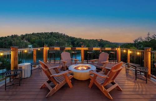 Dandridge Cabin | 20% OFF Lakefront Lodge, Luxury, Dock, Hot Tub, Game Room, Fire Pit