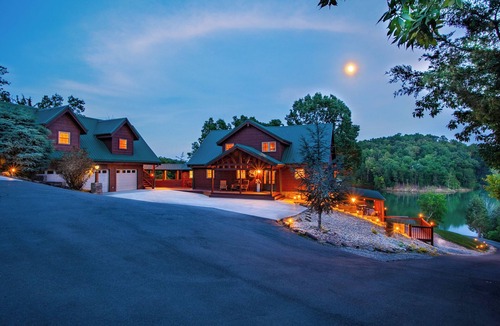 Dandridge Cabin | 20% OFF Lakefront Lodge, Luxury, Dock, Hot Tub, Game Room, Fire Pit