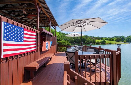 Dandridge Cabin | 20% OFF Lakefront Lodge, Luxury, Dock, Hot Tub, Game Room, Fire Pit
