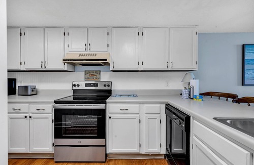 Garden City Condo | *20% Off New Stays Through May*