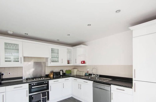 Heath House | 20%OFF | Spacious 5BR Weekend Home | Sleeps 14