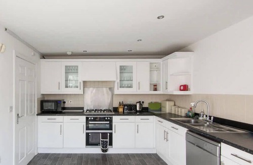 Heath House | 20%OFF | Spacious 5BR Weekend Home | Sleeps 14