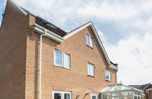 Heath House | 20%OFF | Spacious 5BR Weekend Home | Sleeps 14