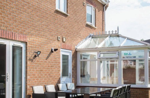 Heath House | 20%OFF | Spacious 5BR Weekend Home | Sleeps 14