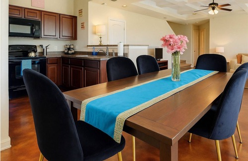 Selma House | 20% OFF Updated 3BR 2.5BTH Townhome - Pet-friendly - Fast WiFi-Driveaway Parking
