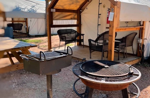 Prairie Lea House | #20 Son's River Ranch - Glamping Cabin w/2 Queen Beds