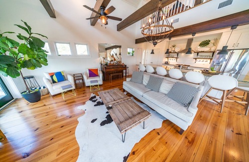 Plantation House | 20% Spring Savings! Bayfront, Handicap-Friendly, Pool & Elevator, Kayaks