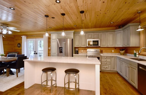 Utterson Cottage | 200 ft Private Muskoka waterfront custom log home with Hot Tub!