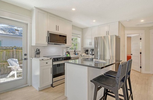 Ilexhurst House | 200 steps to the Beach | Heated pool + spa