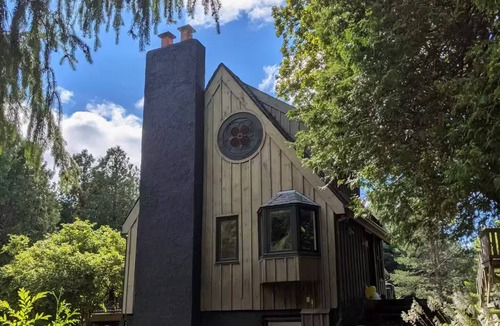 Newcastle Cabin | 200 year-old modern log cabin on 40 acres with hot tub & nearby ski hill