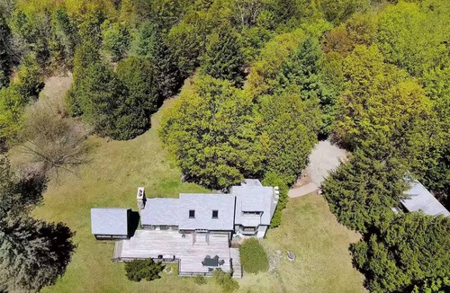 Newcastle Cabin | 200 year-old modern log cabin on 40 acres with hot tub & nearby ski hill