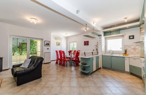 Lovinac House | 2000 m² House ∙ 4 bedrooms ∙ 8 guests