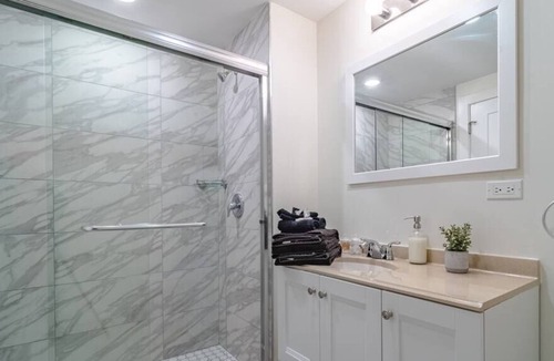 Near South Side Apartment | 2001 - 3B (July) · Near McCormick Pl 420 friendly 3BR w opt Parking