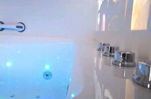 Quartier des Eaux-Claires Apartment | 🏠 2005🔥 Double Jacuzzi 🛁appart Cosy 🚊 Tram à 50m