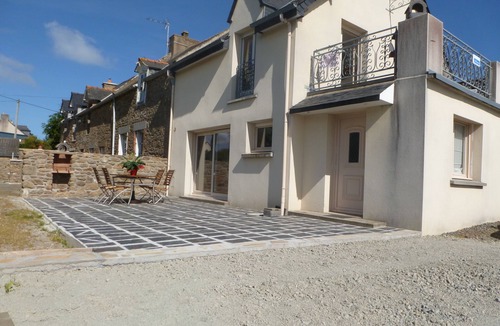 Cancale Apartment | 200m from the beach : Cancale - apartment 2/3 pers - terrace and sea view