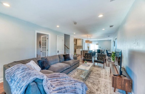 Nauck House | 2014 S Langley · NewBuild*KingBed*PrvBackyard*Park4*10mins->DC