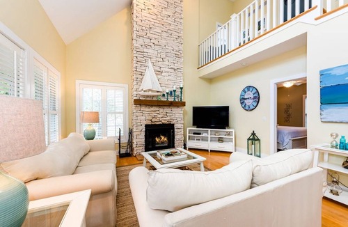 Union Pier House | (2022 Calendar OPEN!) Gorgeous Union Pier Home with Private Hot Tub & Association Pool!