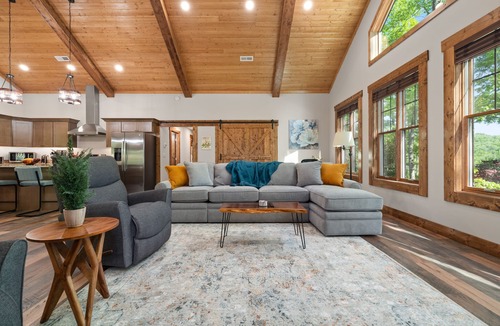 Skyland Cabin | 2023 New Construction~LUXURY CABIN~Hot Tub~15 mins to downtown~hiking~koi ponds