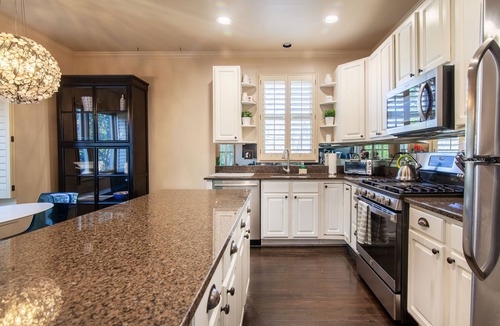 Cherrydale House | 2023 Renovation. Boho Zen + Chic North Arlington. Great Location. Safe. Quiet