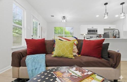 Central East Austin House | 2025 Two-Story 4BR Home King Beds, Ensuite Baths & Big Yard Walk to UT