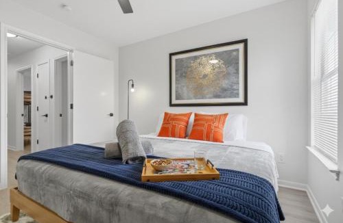 Central East Austin House | 2025 Two-Story 4BR Home King Beds, Ensuite Baths & Big Yard Walk to UT