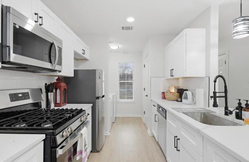 Central East Austin House | 2025 Two-Story 4BR Home King Beds, Ensuite Baths & Big Yard Walk to UT