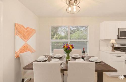 Central East Austin House | 2025 Two-Story 4BR Home King Beds, Ensuite Baths & Big Yard Walk to UT