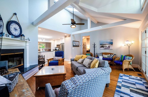 Lakeside Cottage | (2026 OPEN!) PRIVATE HOT TUB AND ASSOCIATION BEACH ACCESS!