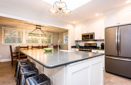 Lakeside Cottage | (2026 OPEN!) PRIVATE HOT TUB AND ASSOCIATION BEACH ACCESS!
