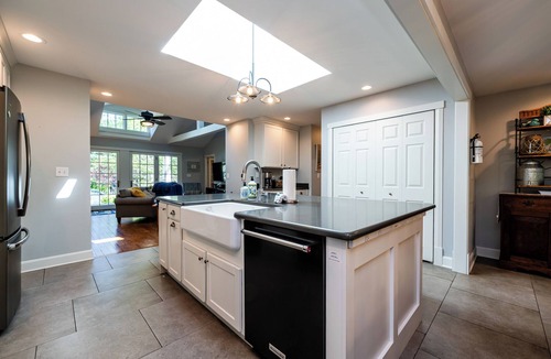 Lakeside Cottage | (2026 OPEN!) PRIVATE HOT TUB AND ASSOCIATION BEACH ACCESS!