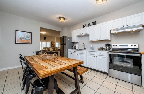 Three Oaks House | (2026 OPEN!) Three Oaks Home Close To Everything! Two Night Summer Min!